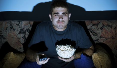 تناول الطعام أثناء مشاهدة التلفاز مضرّ بالصحة
