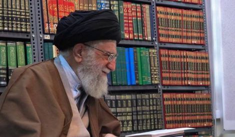 الإمام الخامنئي دام ظله يُهدي ١١٥ كتاباً لمكتبة مسجد