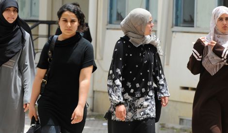  الحجاب يعود إلى الشارع في تونس 