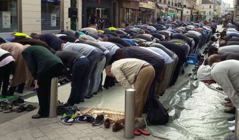 منع المسلمين الفرنسيين من الصلاة في الشوارع