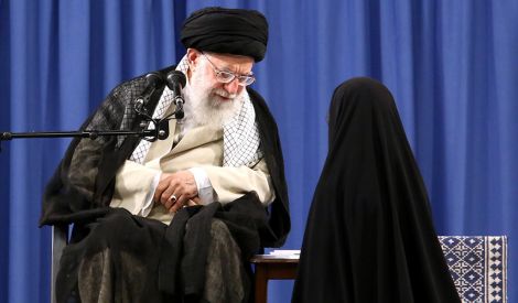 مع الإمام القائد: الحجاب عفَّة، وأمن للمرأة