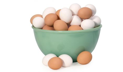غسل البيض يتسبّب بالجراثيم والبكتيريا