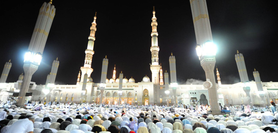 تحريم صلاة الجماعة في غير المساجد في مكة والمدينة