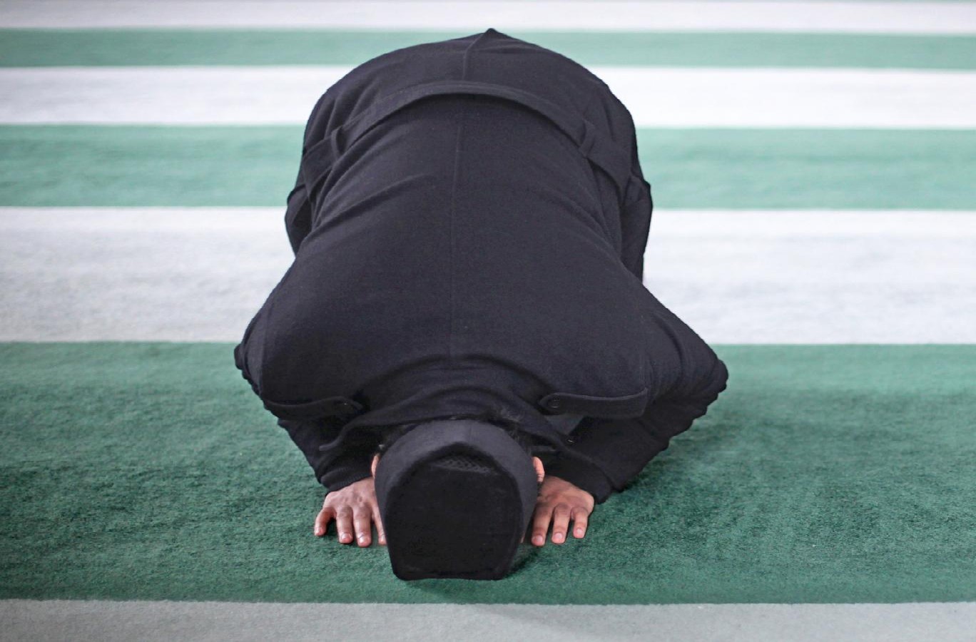 الآداب المعنوية للصلاة: في آداب اللباس