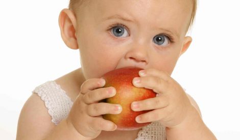 أطباء: لا فائدة في عصائر الفاكهة للأطفال