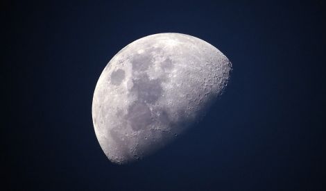 علوم‏: هل يمد القمر الأرض بالطاقة؟