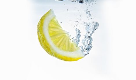 هل مشروب الماء والليمون الحامض حارق للدهون فعلاً؟