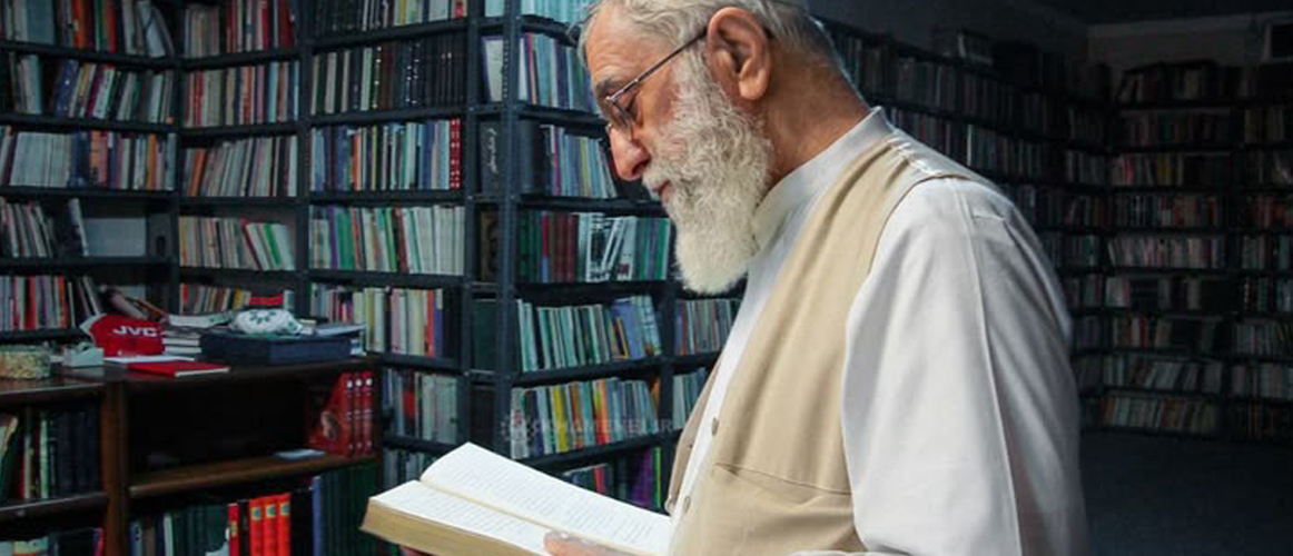 ‏شغف الإمام الخامنئيّ قدس سره بـــالـكتــــاب والأدب(1)
